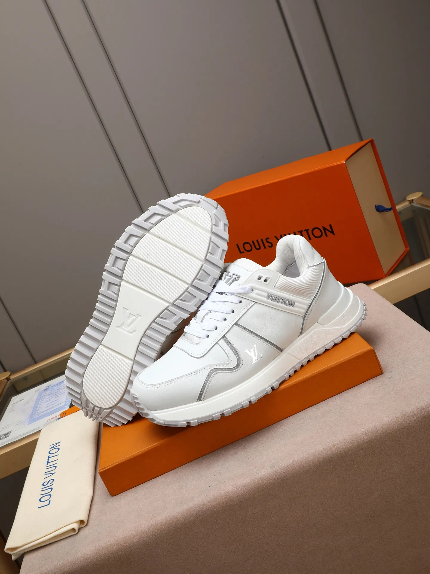 Men's Shoes 💰660 L The Run Away Maxi sneaker debuts in the 2025 collection and continues the iconic design of the Run Away sneaker. The smooth cowhide leather upper features contrasting LV lettering and Vuitton logos, and a lightweight rubber wedge outsole evokes running shoe construction. High level of comfort. Looks good, wears well and matches well. Worth buying! 7 color selection size: 39-44 (45 customized)